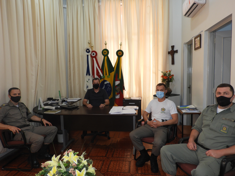 Prefeito recebe em seu gabinete comandantes da Brigada Militar